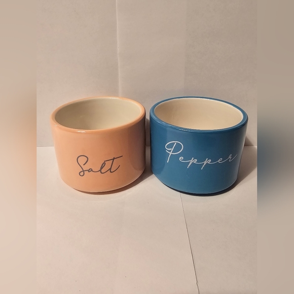 Ceramic salt and pepper shaker holders - Picture 3 of 6